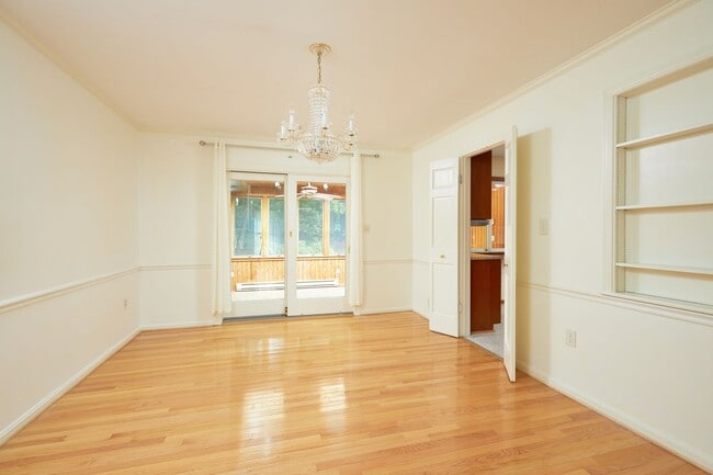 Building Photo - Sparkling and Spacious