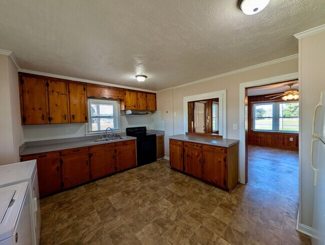 Building Photo - For Rent: Charming Country Home in Middlesex – $1,550/month