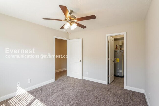 Building Photo - 3 Bed/3 Bath Townhome with Carport / Pet-Friendly / Vouchers Accepted / Available Now!