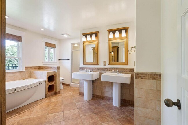 Building Photo - 13745 Cameo Ct