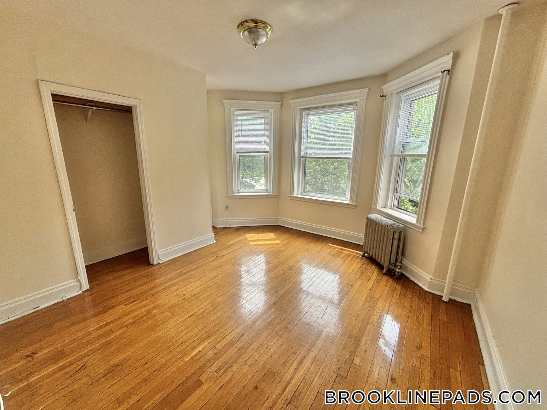 Building Photo - 352 Riverway