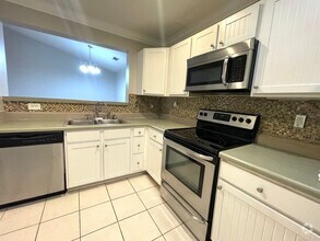 Building Photo - 2 bedroom, 2 bath condo, minutes from campus!