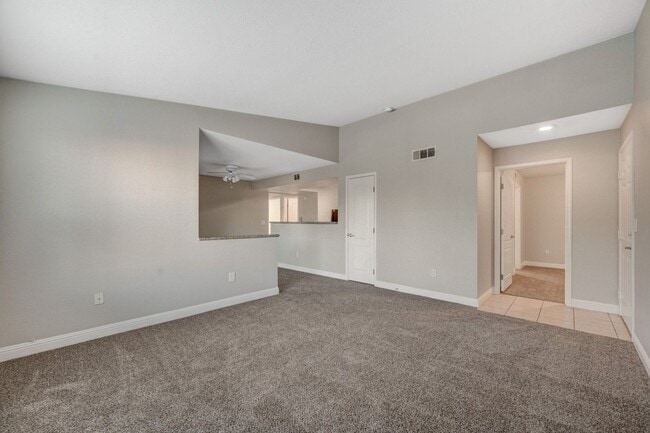 Building Photo - Charming 3 Bedroom Upstairs Condo in a Gat...