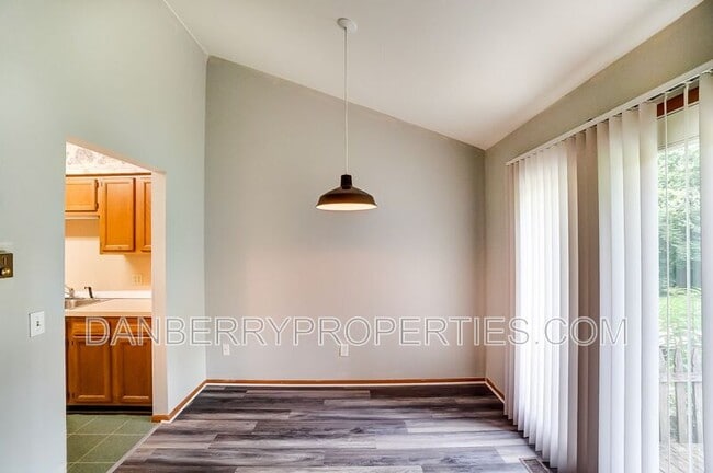 Building Photo - 3162 Kylemore Rd