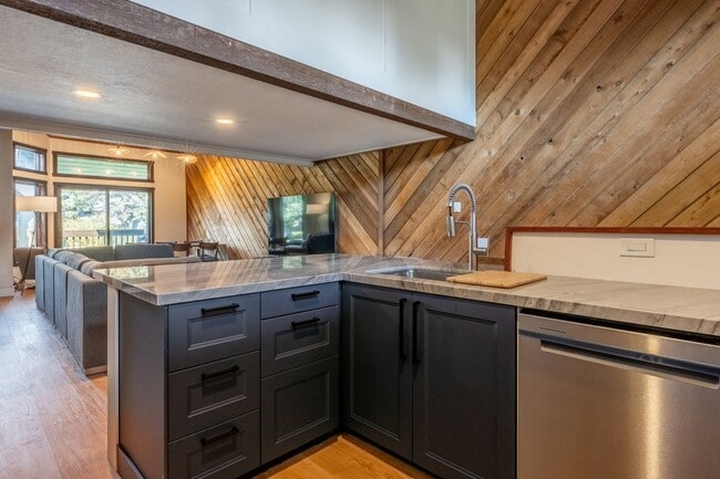 Building Photo - Spacious Snowcreek III Condo – Winter Rental