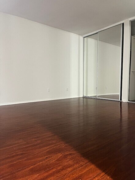 Building Photo - 5530 Owensmouth Ave