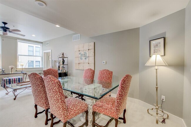 Building Photo - 411 W 7th St