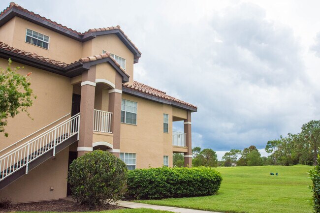 Primary Photo - Second Floor Apartment with Balcony View! ...