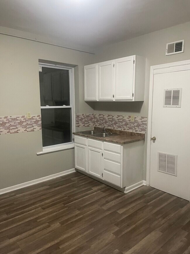 Building Photo - 451 E 111th St