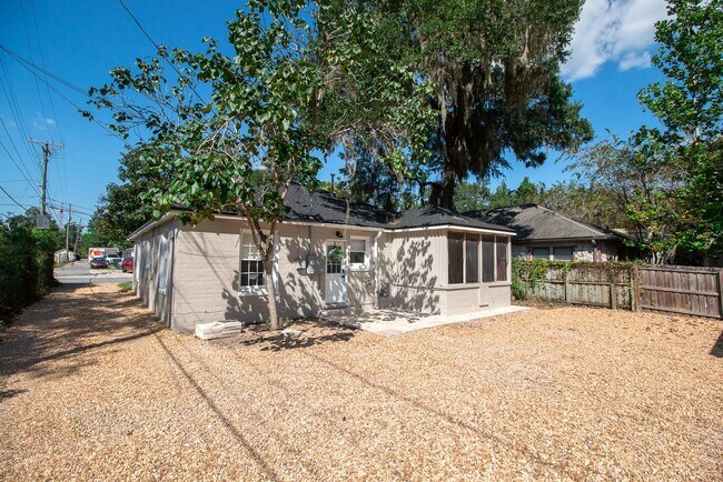 Building Photo - 919 SW 6th Ave