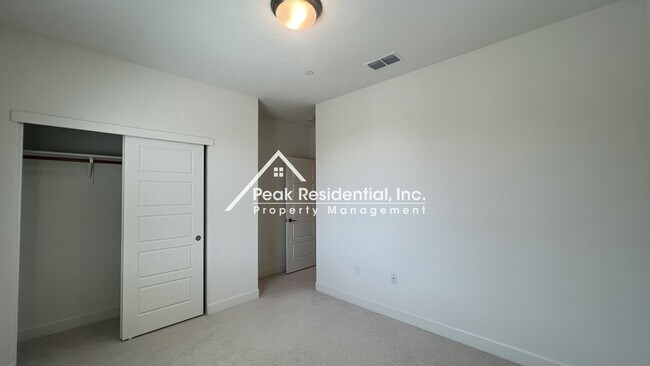 Building Photo - Still looks new. 4-bedroom home in North N...