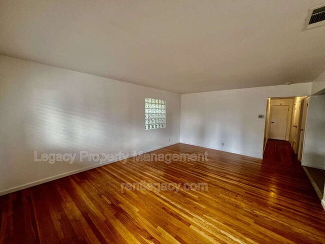 Building Photo - 280 Markham Ave