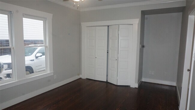 Building Photo - 825 Algregg St