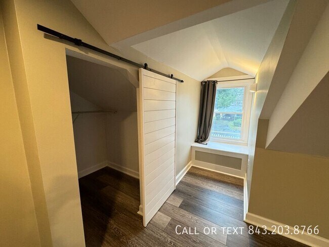 Building Photo - 842 White Oak Dr