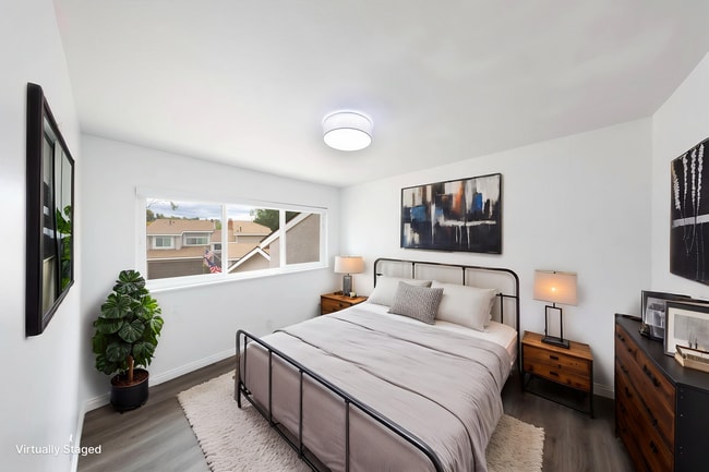 Building Photo - 4 bed, 2.5 bath Townhome Close to Community Pool!