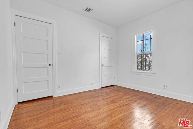 Building Photo - 736 N Poinsettia Pl