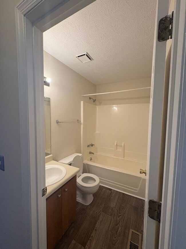 Building Photo - 3 Bed/2 Bath with Deck/Yard in quite neigh...