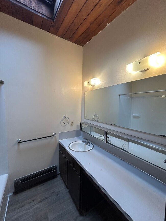 Building Photo - MOORE