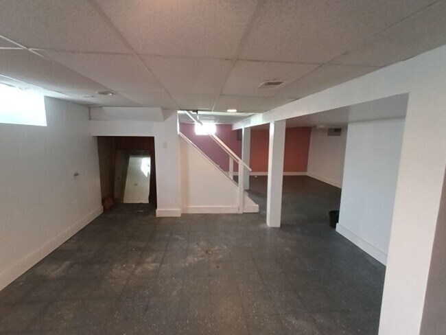 Building Photo - 3 bedroom 1.5 bath brick bungalow - AVAILA...