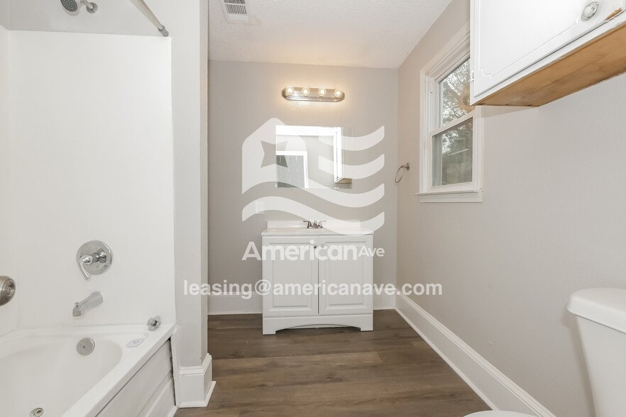 Building Photo - 980 North Ave