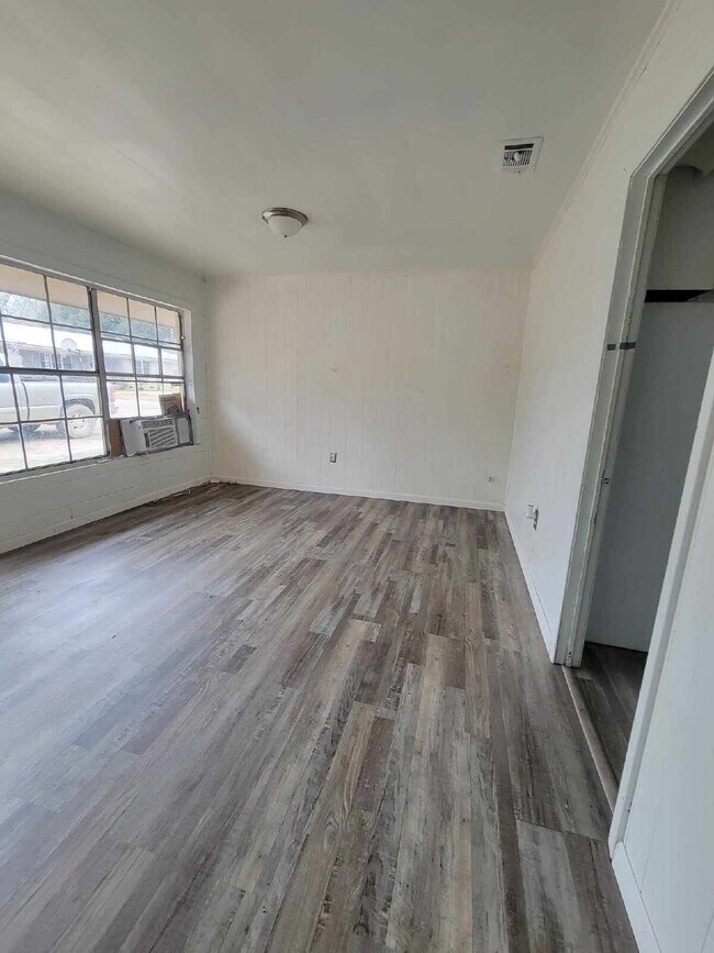 Building Photo - 2/1 located in Leakesville