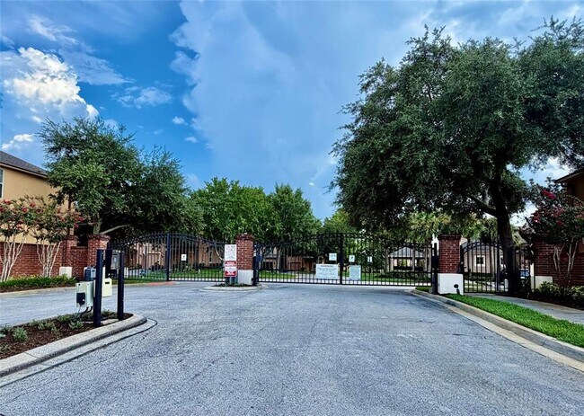 Building Photo - 1720 Retreat View Cir