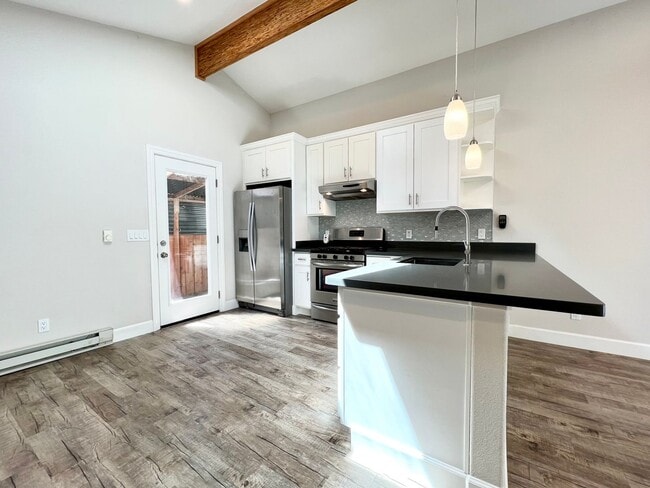 Building Photo - Stunning 1-Bed, 1-Bath with Private Entrance/Parking - UTILITIES INCLUDED!