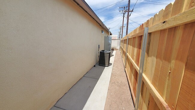 Building Photo - Just remodeled 2 bedrooms and 2 full bathrooms apartment.
