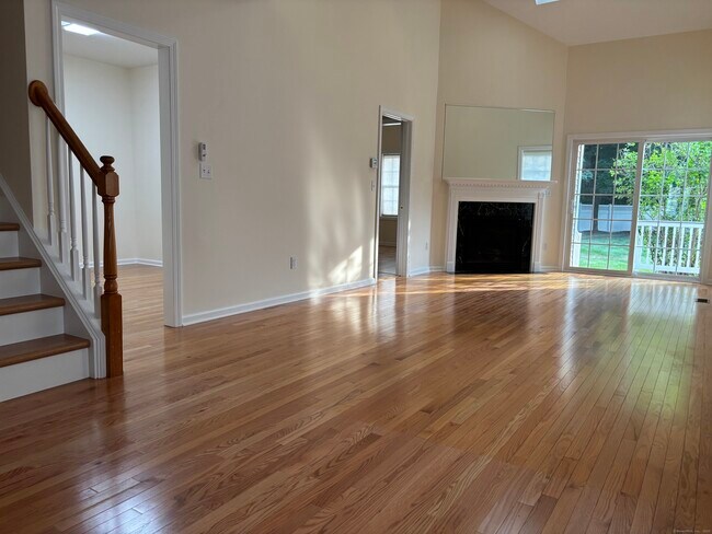 Building Photo - 511 Elm St