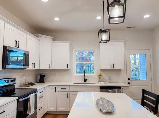 Building Photo - Gorgeous new construction townhome in Heritage school district!