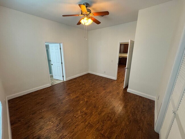 Building Photo - Pensacola - North Hill - 2 bed, 2 bath