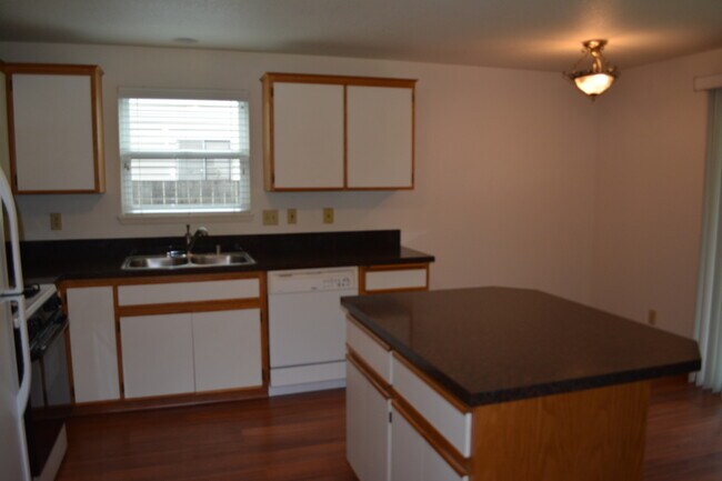 Building Photo - 412 NE 175th Ave