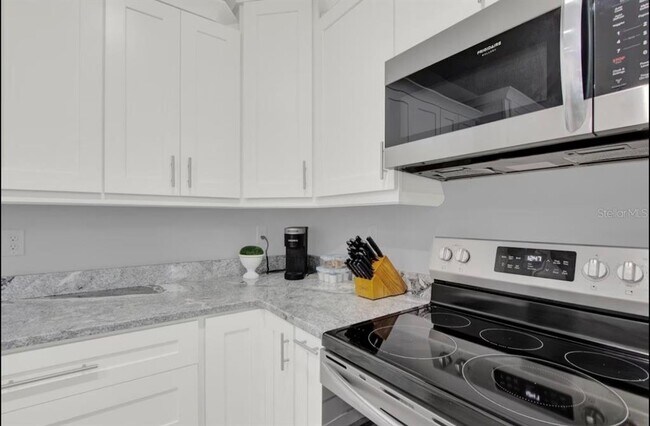 Building Photo - 405 S Westland Ave