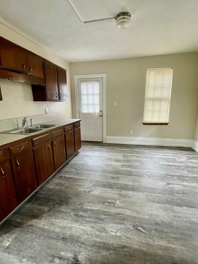 Building Photo - 202 Lincoln Ave NW