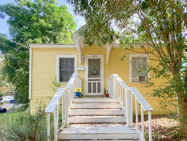 Building Photo - Adorable two-bedroom house on Stinson. Wal...