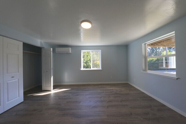 Building Photo - 287-247 S Westhaven Dr