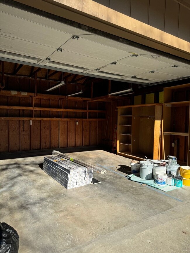 Building Photo - Lake of the pines GOLF COURSE charmer! New counters, new floor, new paint! Wonderful home!