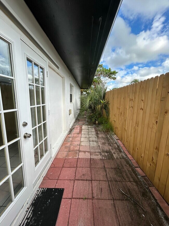 Building Photo - 5839 Daphne Dr