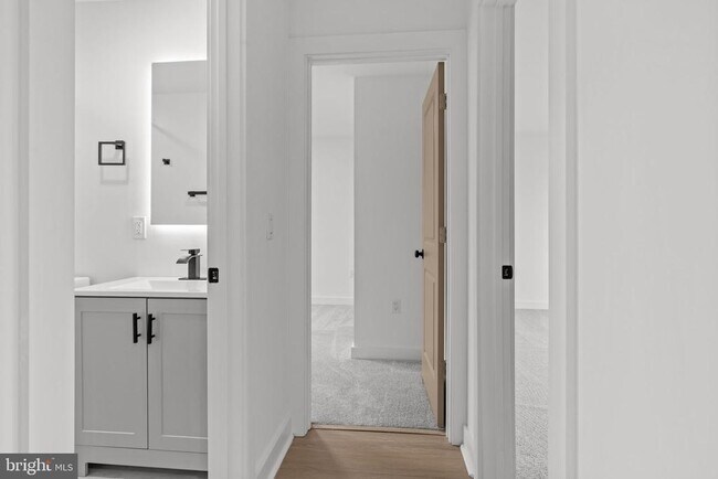 Building Photo - 12 Stonybrook Dr