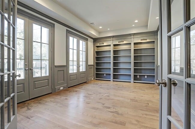 Building Photo - 1909 Revere St