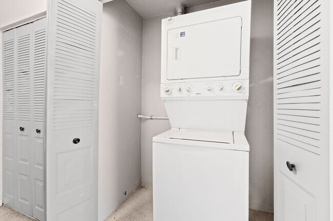 Building Photo - 2 Bed 1.5 Bath Condo