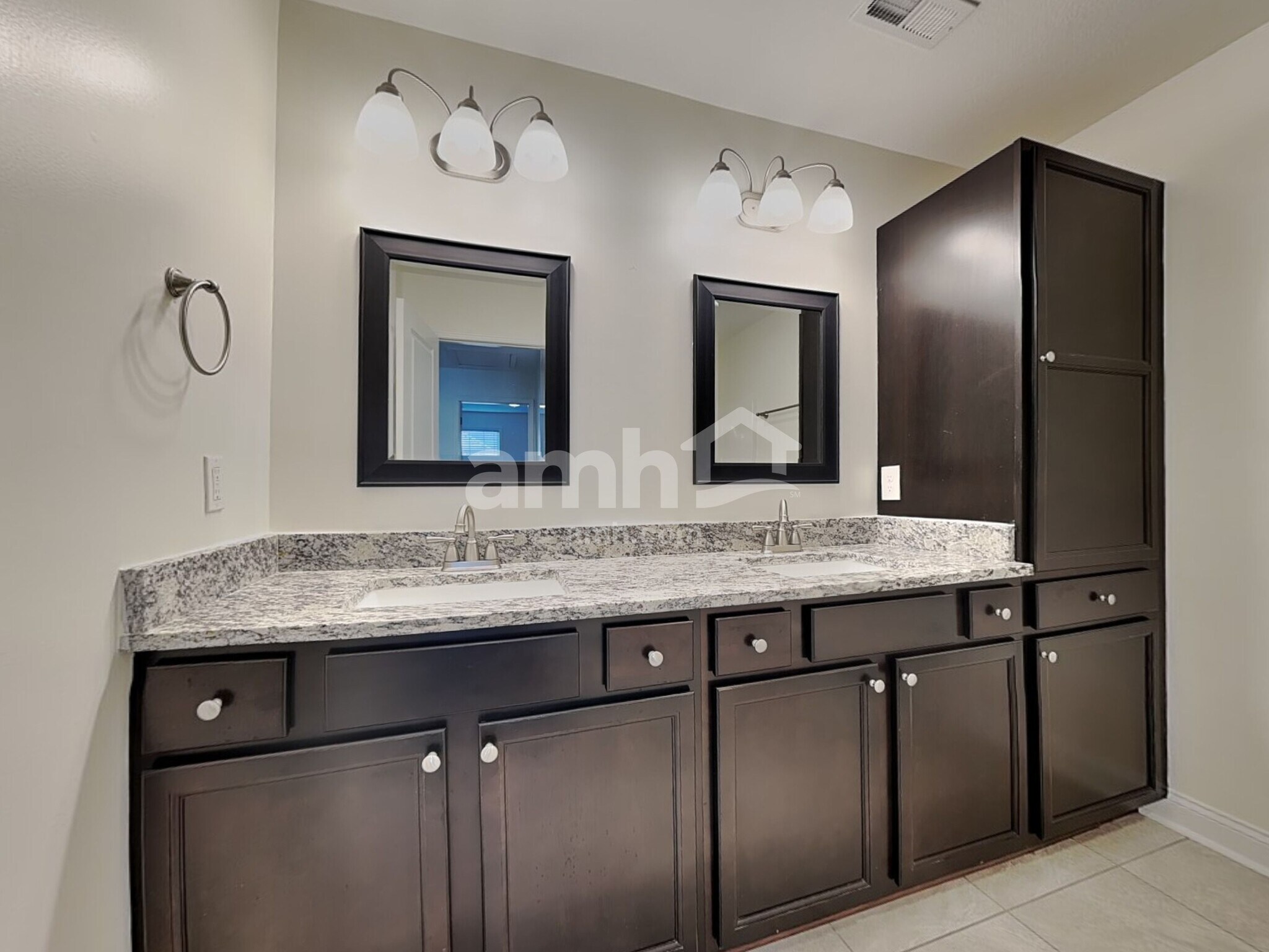 Building Photo - 1617 Silver Spur Ln