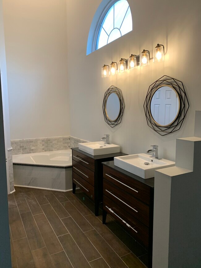 Jets in the tub - 2067 Ayershire Ln