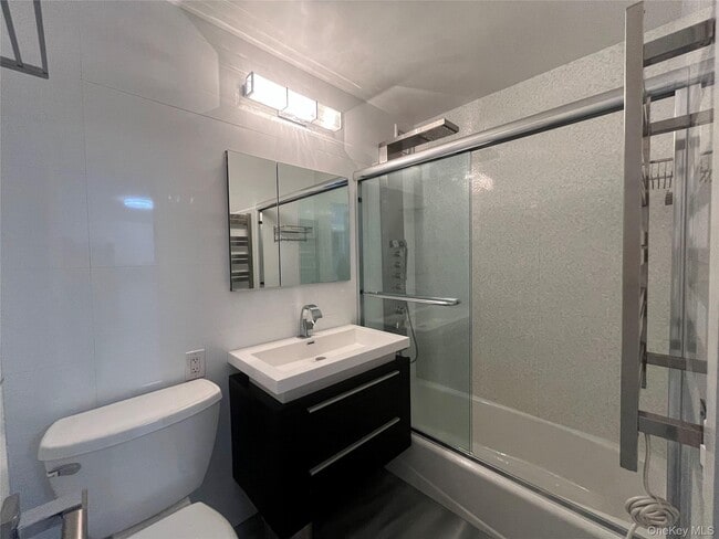 Building Photo - 666 Pelham Rd