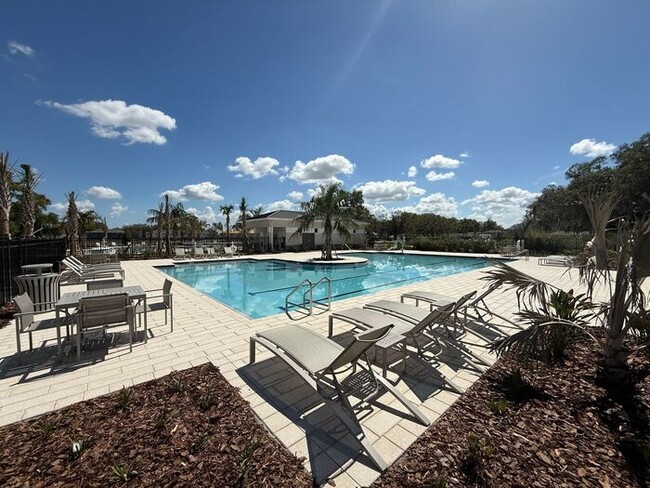 Building Photo - 3 bedroom, 2.5 bath Townhome
