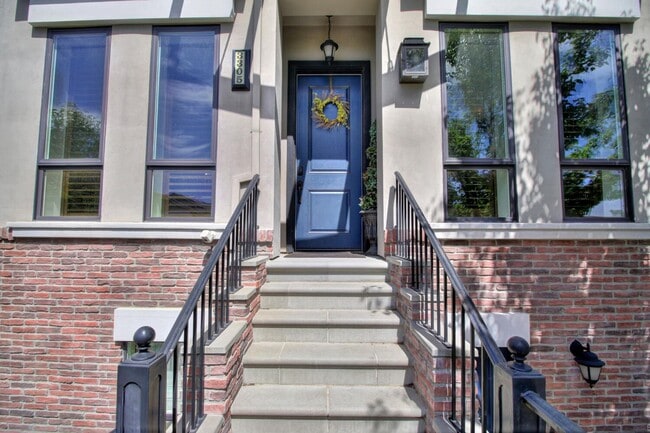 Building Photo - 4 Bed / 3.5 Bath | Crocker Village Brownst...