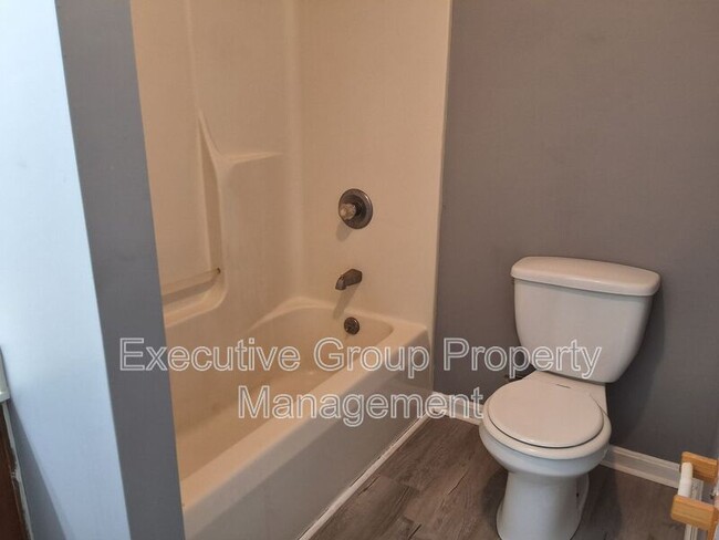 Building Photo - 1115 Crowne Pointe Dr