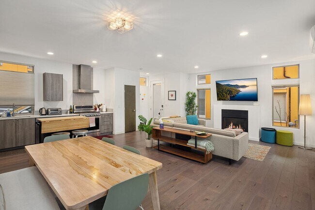 Building Photo - North Beacon Hill Townhome Living!