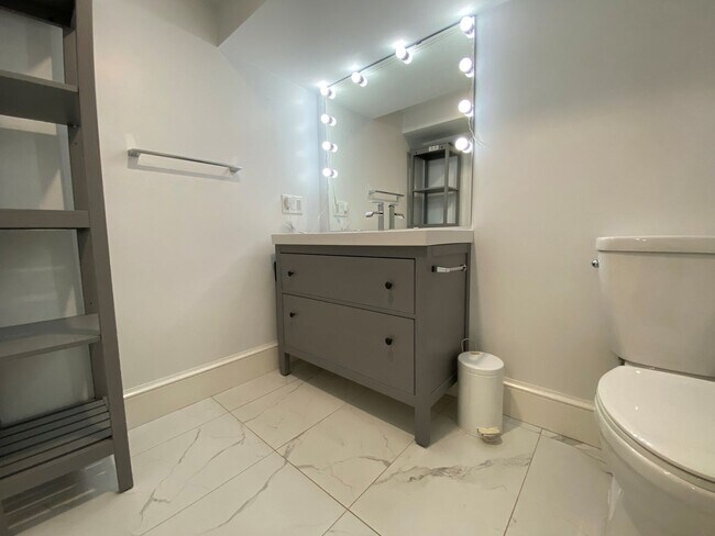 Building Photo - River Pied a Terre