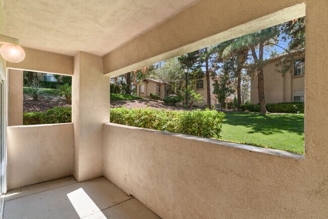 Building Photo - Beautiful 2 Bed 2 Bath ground floor condo in Guard Gated Green Valley Community. 1 Car garage!